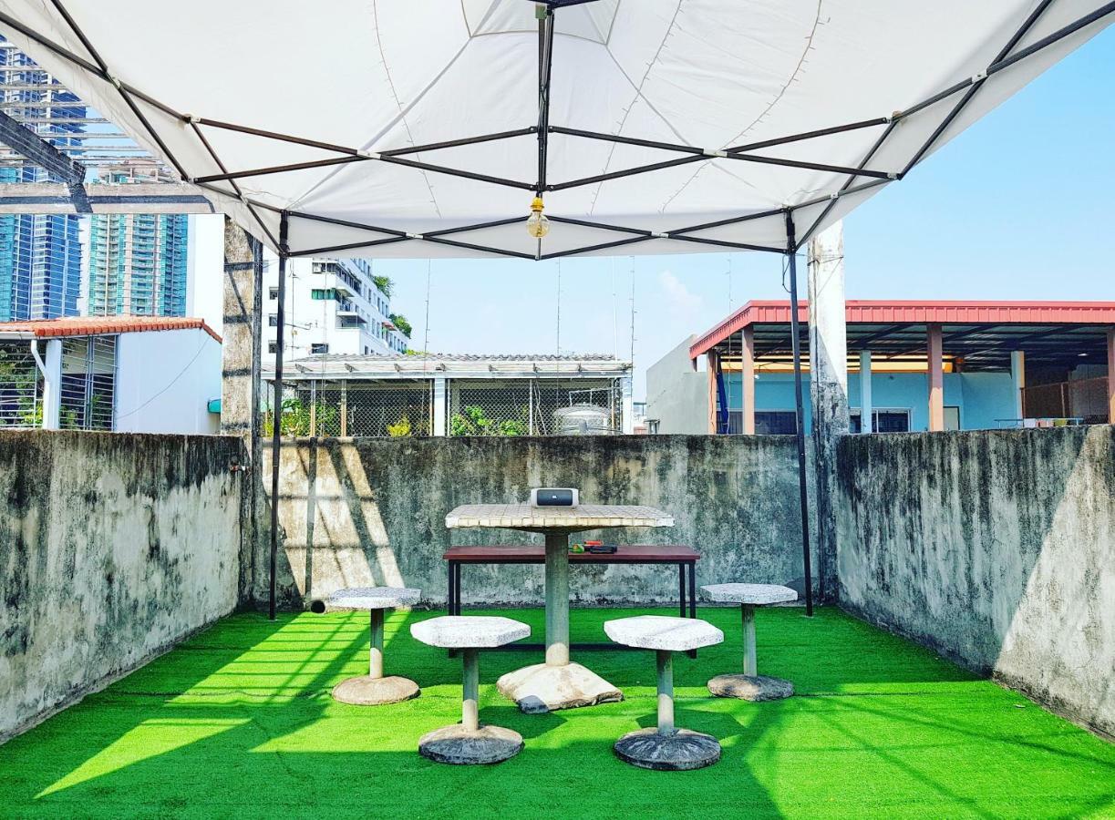 Assembly Hostel Bangkok Exterior photo